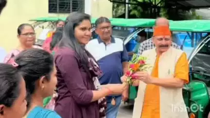 વાલોડ: તાલુકા પંચાયત ખાતેથી ધારાસભ્યના હસ્તે ઈ-રિક્ષાને લીલી ઝંડી આપવામાં આવી, ગ્રામ પંચાયતોને ઈ-રિક્ષાઓનું વિતરણ કરવામાં આવ્યું