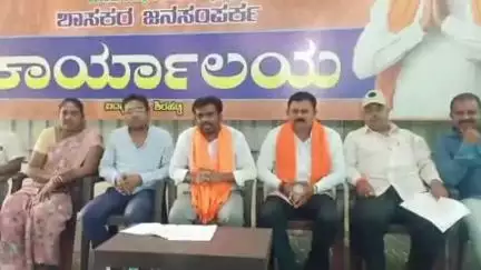 ಶಿರಹಟ್ಟಿ: ಗೃಹಲಕ್ಷ್ಮಿ ಹಣ ಪ್ರತಿ ತಿಂಗಳು ಕೊಡುತ್ತೆವೆಂದು ಹೇಳಿಲ್ಲ ಎಂಬ ಡಿಕೆಶಿ ಹೇಳಿಕೆಗೆ ಪಟ್ಟಣದಲ್ಲಿ ಶಾಸಕ ಚಂದ್ರು ಲಮಾಣಿ ಆಕ್ರೋಶ