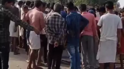 माडा: ग्राम सजवार में सड़क किनारे मिला एक व्यक्ति का शव; परिजनों ने हत्या की जताई आशंका, आक्रोशित लोगों ने लगाया जाम