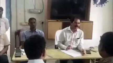 రాజానగరం: రేషన్ డీలర్లు, గ్యాస్ డీలర్లు, ఎండీయు ఆపరేటర్లు ప్రజలతో మర్యాదగా మాట్లాడాలి: గోకవరంలో జాయింట్ కలెక్టర్ చిన్న రాముడు