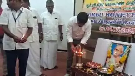 கடையநல்லூர்: RVS வேளாண்மை ஆராய்ச்சி மைய வளாகத்தில் உலகத் தேனீக்கள் தினத்தை முன்னிட்டு தேனீக்கள் வளர்ப்பு பற்றிய பயிற்சி முகாம்