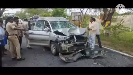 జూలూరుపాడు: జూలూరుపాడు మండలం వినోబా నగర్ వద్ద టు వీలర్ ని ఢీకొట్టి న కారు