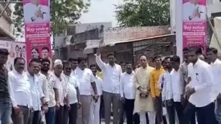 सिंदखेड राजा: शहरातील राजवाडा समोर आमदार छगन भुजबळ यांनी मंत्रीपदाची शपथ घेतल्याबद्दल जल्लोष साजरा