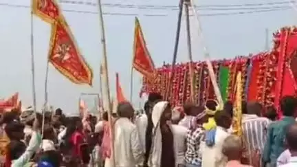 रुन्नी सैदपुर: रुन्नीसैदपुर न्यू हॉल्ट के पास महावीरी झंडे का आयोजन