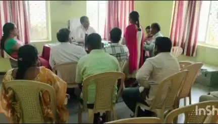 పాలకుర్తి: పాలకుర్తి  ఎంపిడిఓ కార్యాలయంలో రాజీవ్ యువ వికాసం, ఇందిరమ్మ ఇళ్లు, ఉపాధి హామీ పనులపై సమీక్షించిన అడిషనల్ కలెక్టర్