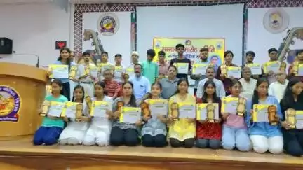 सीबीएसई की परीक्षा  में दशम एवं द्वादश के सफल भैया - बहनों को राजेंद्र मावडिया स्मृति प्रतिभा सम्मान से सम्मानित किया ।