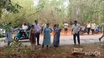 दोडामार्ग: कुडासा तिठा येथे दफन केलेल्‍या संशयास्‍पद जागेत अखेर आढळला कुत्रा : पाहण्‍यासाठी लोकांनी केली मात्र गर्दी