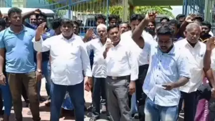பென்னாகரம்: BDO அலுவலகம் முன்பு ஒக்கேனக்கல் மசாஜ் செய்யும் தொழிலாளர்கள் முற்றுகை போராட்டம்