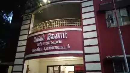 வேதாரண்யம்: சாலக்கடை அடப்பாறு பாலம் அருகேகாரில் கடத்தி வரப்பட்ட 4 இலட்சம் ரூபாய் மதிப்புள்ள தடை செய்யப்பட்ட புகையிலை பொருட்களுடன் கடத்தலில் ஈடுபட்ட 2 பேர் கைது