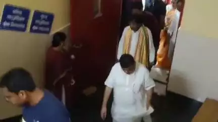 রানাঘাট ২: রানাঘাটে TMC BJP সংঘর্ষের জেরে গুরুতর আহত বিজেপি কর্মীকে দেখতে রানাঘাট হাসপাতালে এলেন বিরোধী দলনেতা শুভেন্দু অধিকারী