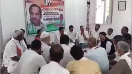 इकौना: PWD गेस्ट हाउस कटरा में संगठन सृजन बैठक में पहुंचे कांग्रेसी नेता नसीमुद्दीन सिद्दीकी, संगठन मजबूती पर चर्चा