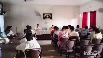 मंझिआंव: मझिआंव: प्रखंड विकास पदाधिकारी कनक की अध्यक्षता में प्रखंड सभागार में हुई महत्वपूर्ण बैठक