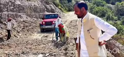 ओट: औट: द्रंग के पूर्व विधायक जवाहर ठाकुर ने नेरी से बिहनधार सड़क का किया निरीक्षण