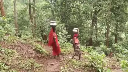 बगीचा: बगीचा के ग्राम पंचायत मरंगी के ग्राम बेसरापाठ में आज तक नही पहुंचा बिजली पानी झरना का पानी पिते हैं ग्रामीण,#jansamasya