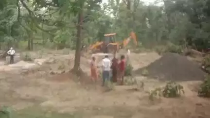 तिरोड़ी: तहसीलदार ने हीरापुर से अतिक्रमण हटाया, बौद्ध अनुयायियों ने जताई आपत्ति