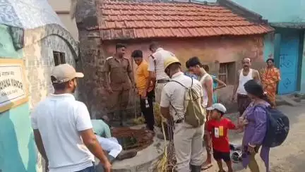 রানিগঞ্জ: রানীগঞ্জের সিয়ারসোলের কাঞ্জিলাল পাড়ায় বিড়ালছানা পাতকুয়োয় পড়ে যায়, পশুপ্রেমী সংস্থা ও দমকলের সাহায্যে উদ্ধার