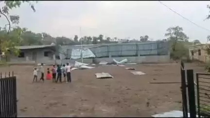लोणार: भुमराळा येथे वादळी वाऱ्यासह अवकाळी पावसाने शेती पिकाचे व शाळेचे नुकसान