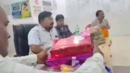 तिलौथू: प्रभारी चिकित्सा पदाधिकारी का हुआ विदाई समारोह। कोई लोगों का शामिल।
