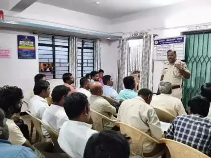 ಬೀಳಗಿ: ಪಟ್ಟಣದ ಪೊಲೀಸ್ ಠಾಣೆಯಲ್ಲಿ  ವಾಹನ ಚಾಲಕರ ಸಭೆ ನಡೆಸಿದ ಪೊಲೀಸರು