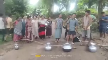 করবুক: করবুক যাওয়ার রাস্তা অবরোধ করেন চার গ্রামের লোকজন, দীর্ঘ ২০ দিনের ধরনের বিদ্যুৎ, পানীয় জল নেই অভিযোগ #jansamasya