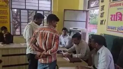 दूनी: बनेठा में रात्रि चौपाल में अतिरिक्त जिला कलेक्टर ने समस्याएं सुनीं