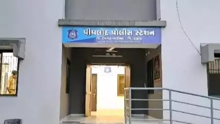 દેવગઢબારીયા: પીપલોદ પોલીસે ગુણા ખાતેથી દુકાનમાંથી વિદેશી દારૂ ઝડપી પાડયો