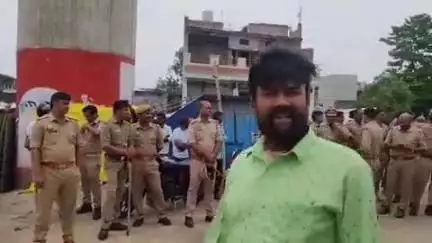 खड्डा: छितौनी में रेलवे की जमीन पर चला बुलडोज़र, दो दर्जन से अधिक अवैध दुकानें की गईं ध्वस्त