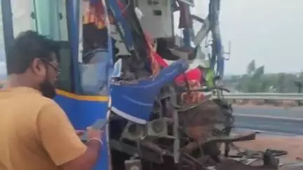 सैफई: एक्सप्रेसवे पर स्लीपर बस हादसे में परिचालक की मौत, 26 यात्री घायल, सैफई में भर्ती कराया गया