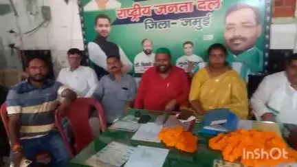 बरहट: राजद प्रधान कार्यालय में कार्यकर्ताओं के साथ समीक्षा बैठक, सभी प्रखंड के कार्यकर्ता हुए शामिल
