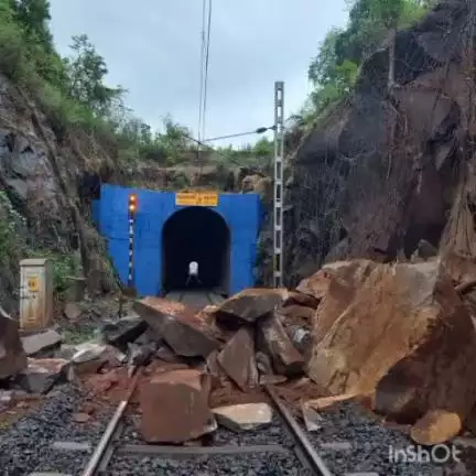 लांजा: मुसळधार पावसात वेरवली - विलवडे स्टेशन दरम्यान दरड कोसळली; कोकण रेल्वेची वाहतूक तीन तास ठप्प