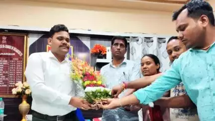 গোপীবল্লভপুর ২: বেলিয়াবেড়া থানার নতুন ওসি নিলু মন্ডলকে ফুলের তোড়া দিয়ে সংবর্ধনা জানাল গোপীবল্লভপুর ২ নম্বর ব্লক তৃণমূল কংগ্রেস