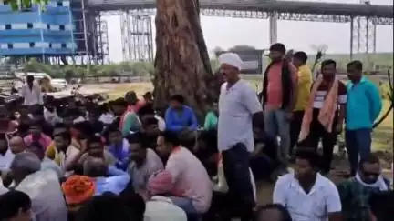 कटकमदाग: हाईवा ऑनर एसोसिएशन ने मांगों के लिए कुसुम्भा में शुरू किया दो दिवसीय धरना-प्रदर्शन