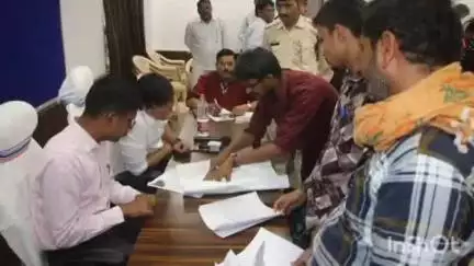 कोटर: कलेक्ट्रेट सभागार में आयोजित जनसुनवाई में कलेक्टर ने सुनीं 133 आवेदकों की समस्याएँ