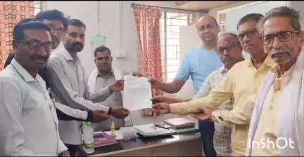 सालेकसा: ग्रामीण रुग्णालय सालेकसा यांच्यामार्फत दंतशल्य चिकित्सक व कनिष्ठ लिपिक यांना राष्ट्रवादी काँग्रेस पक्षाच्या वतीने निवेदन