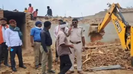 कसमार: खुदीबेड़ा मौजा में प्रशासन का फिर चला बुलडोजर