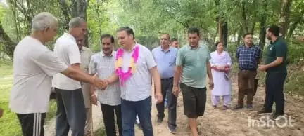 बल्दवाड़ा: पूर्व कांग्रेस महासचिव पवन ठाकुर ने तलाव गांव का किया दौरा