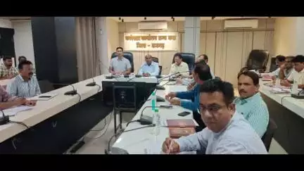 खुजनेर: ज़िला कलेक्टर ने कलेक्ट्रेट में अधिकारियों के साथ की बैठक, दिए आवश्यक दिशा-निर्देश