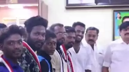 சிவகாசி: திருத்தங்களில் முன்னாள் அமைச்சர் இல்லத்தில் மாற்றுக் கட்சியைச் சார்ந்த இளைஞர்கள் அதிமுகவில் இணைந்தார்