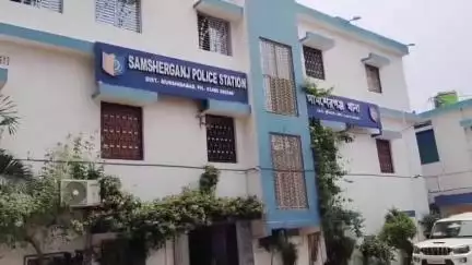 সামশেরগঞ্জ: আগ্নেয় অস্ত্রসহ গ্রেপ্তার বাবা ও ছেলে, ফল বিক্রির আড়ালে আগ্নেয়শ্বর কারবার , গ্রেফতার করেছে শমসেরগঞ্জ থানার পুলিশ