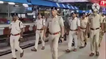 বাঁকুড়া ২: বাঁকুড়া রেল স্টেশন চত্বরে আরপিএফ এর উদ্যোগে কড়া নিরাপত্তার মধ্য দিয়ে পরিদর্শন করলেন আরপিএফ আধিকারিকেরা