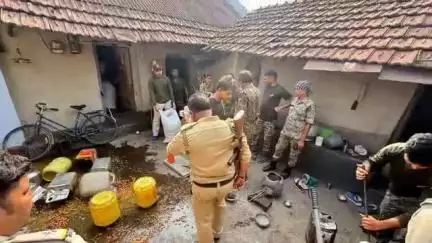 হুড়া: পাব্লিক এপের খবরের জেরে পড়াশিবনা ও বিশপুরিয়া গ্রামে অবৈধ মদের ঠেক ভাঙ্গলো পুলিশ ও আবগারি দপ্তর