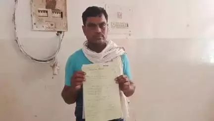 बड़ागांव धसान: बड़ागांव निवासी व्यक्ति का नगर पालिका के अधिकारियों ने बीपीएल कार्ड किया बंद, कलेक्ट्रेट में की शिकायत