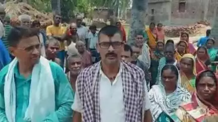 मोहड़ा: लालुचक गांव में ग्रामीणों द्वारा सड़क निर्माण की मांग पर जेई पहुंचे गांव