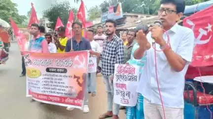 কেতুগ্রাম ১: শ্রমকোড বাতিল করা,দ্রব্যমূল্য বৃদ্ধি রোধ করা সহ একাধিক দাবিতে ধর্মঘটকে সফল করার আহ্বান জানিয়ে কান্দরায় মিছিল CPI(M)-এর