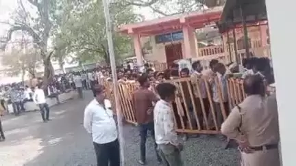 पिपरई: पिपरई थाना परिसर में बड़ी संख्या में खाद लेने पहुंचे किसान, प्रशासन ने संभाला मोर्चा