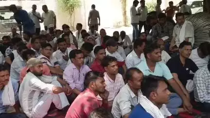 संयुक्त संघर्ष समिति के बैनर तले कल से सरकारी कर्मचारी व संविदा कर्मी मुख्य मगो को लेकर अधीक्षण अभियंता कार्यालय खलीलाबा