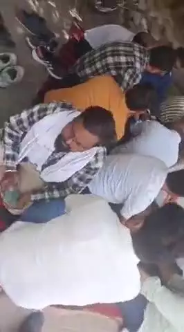 संयुक्त संघर्ष समिति के बैनर तले खलीलाबाद संत कबीर नगर सरकारी कर्मचारी एवं संविदा साथी अपनी मांगों को लेकर अधीक्षक अभिया