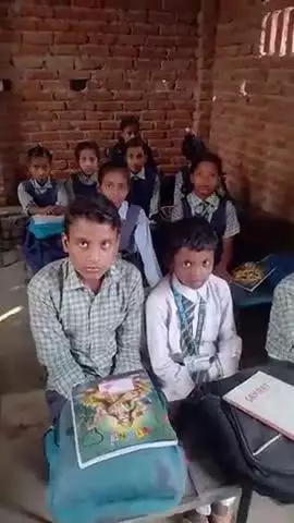 radiant public school barwa ojha me kal lagbhag 5 bacho ka tabiyat kacha aam aur lichi khane se kharab ho gaya