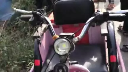 बिसौली के गांव पैगा पर पलटा विकलांग का ई रिक्शा थोड़ी चोट आई।
#bisauli #viralnews #badaun