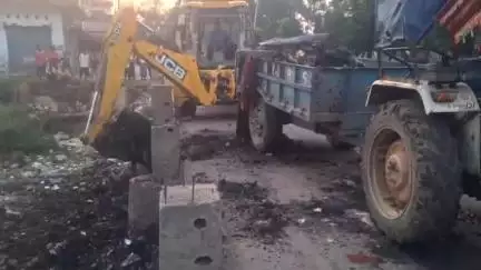 रतनी फरीदपुर: शकूराबाद बाजार में मोरहर नदी की स्वच्छता के लिए चलाया गया अभियान, की गई साफ-सफाई